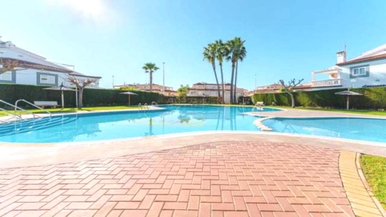 4 soveværelse Villa til salg i Punta Prima med swimmingpool garage - € 329.000 (Ref: 8956478)