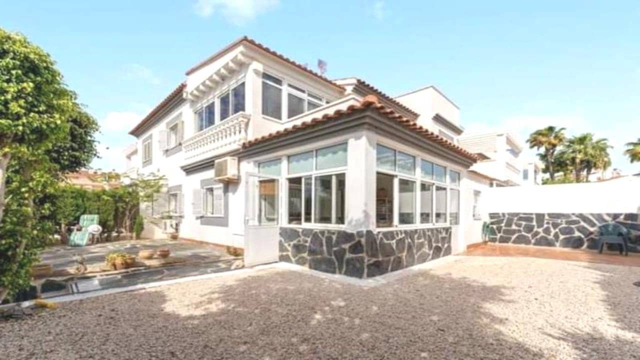 4 soveværelse Villa til salg i Punta Prima med swimmingpool garage - € 329.000 (Ref: 8956478)