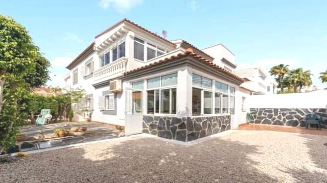 4 soveværelse Villa til salg i Punta Prima, Torrevieja med swimmingpool garage - € 329.000 (Ref: 8956478)