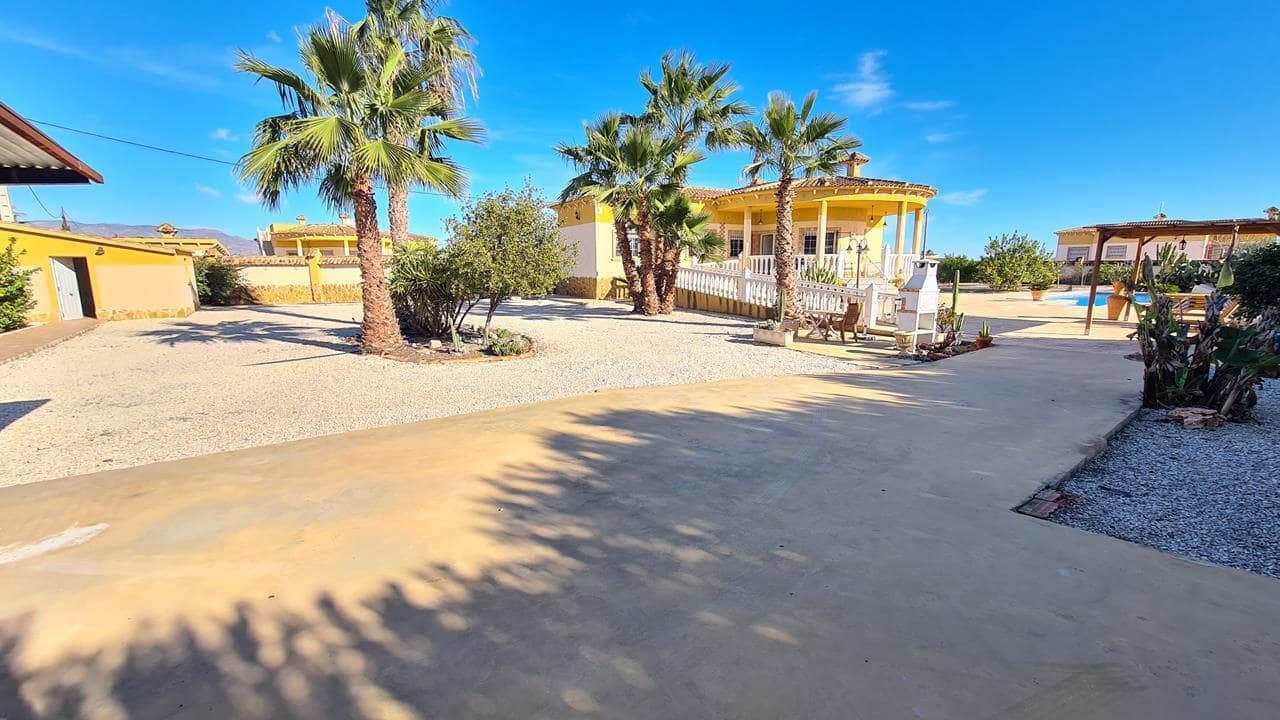 3 soveværelse Villa til salg i Catral med swimmingpool garage - € 349.950 (Ref: 9047087)