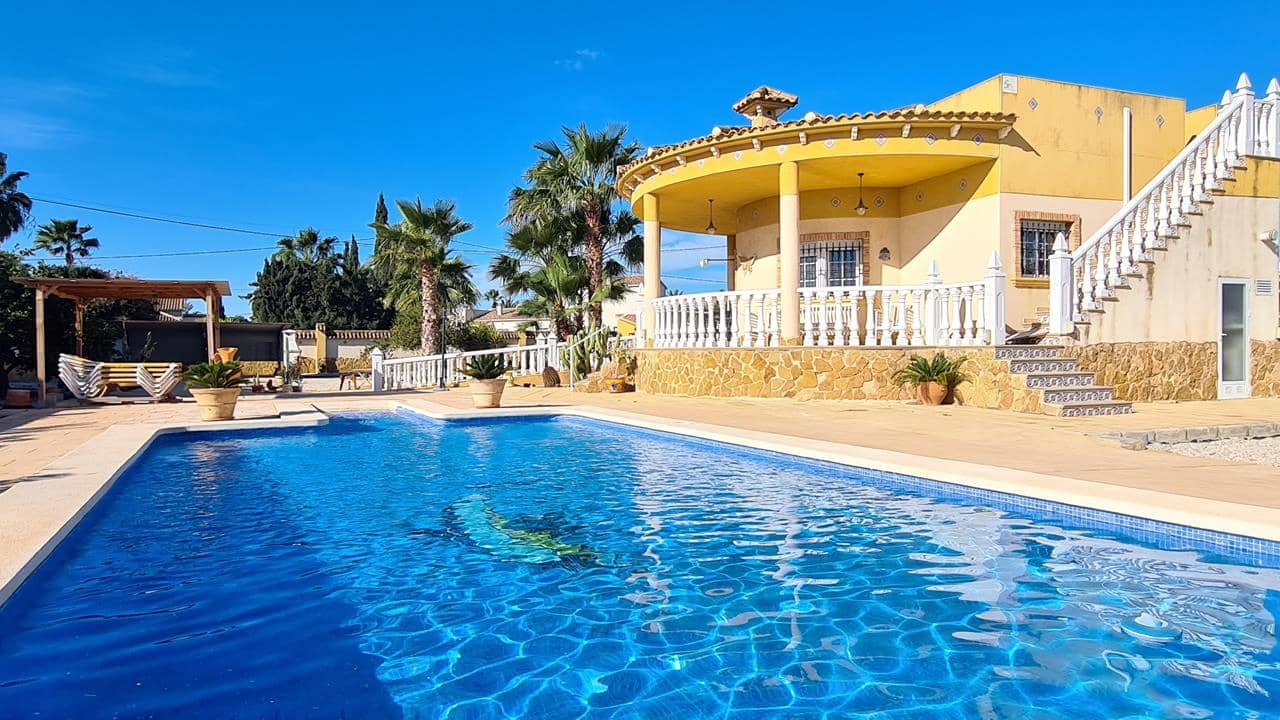 3 soveværelse Villa til salg i Catral med swimmingpool garage - € 349.950 (Ref: 9047087)