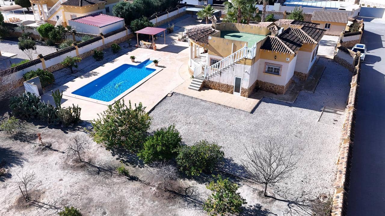 3 soveværelse Villa til salg i Catral med swimmingpool garage - € 349.950 (Ref: 9047087)