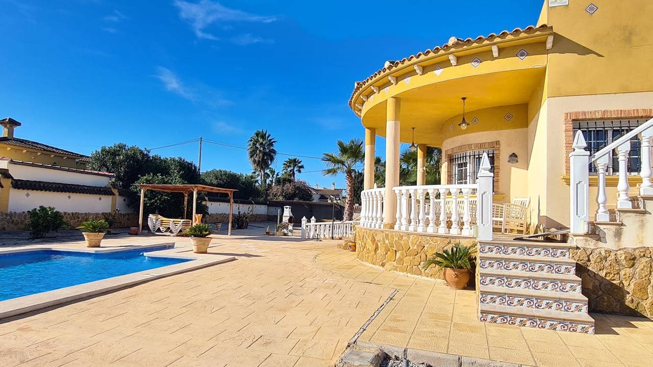 3 soveværelse Villa til salg i Catral med swimmingpool garage - € 349.950 (Ref: 9047087)