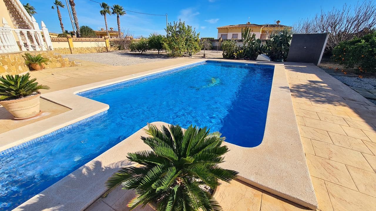 3 soveværelse Villa til salg i Catral med swimmingpool garage - € 349.950 (Ref: 9047087)