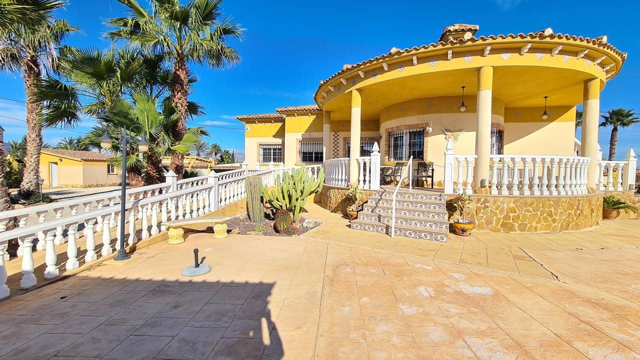 3 soveværelse Villa til salg i Catral med swimmingpool garage - € 349.950 (Ref: 9047087)