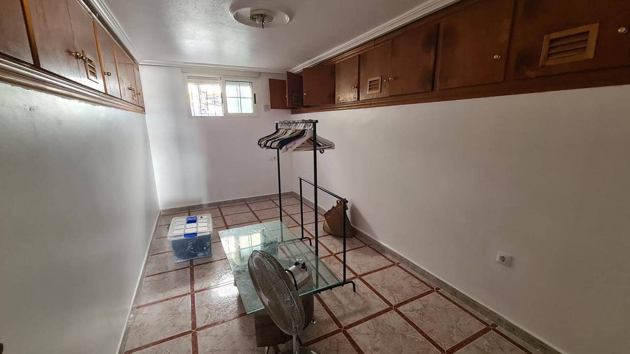 6 bedroom Villa for sale in Villamartin with pool garage - € 425,000 (Ref: 9050514)