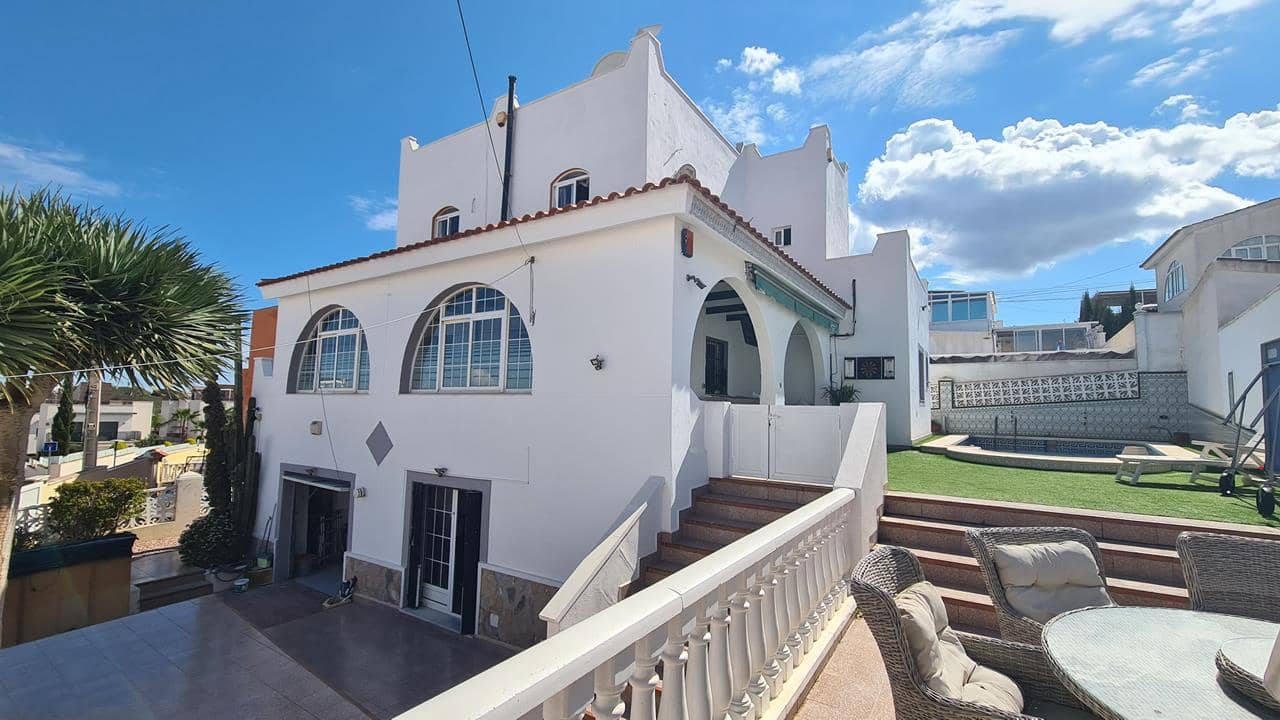 6 bedroom Villa for sale in Villamartin with pool garage - € 425,000 (Ref: 9050514)