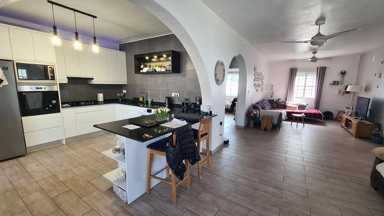 6 bedroom Villa for sale in Villamartin with pool garage - € 425,000 (Ref: 9050514)