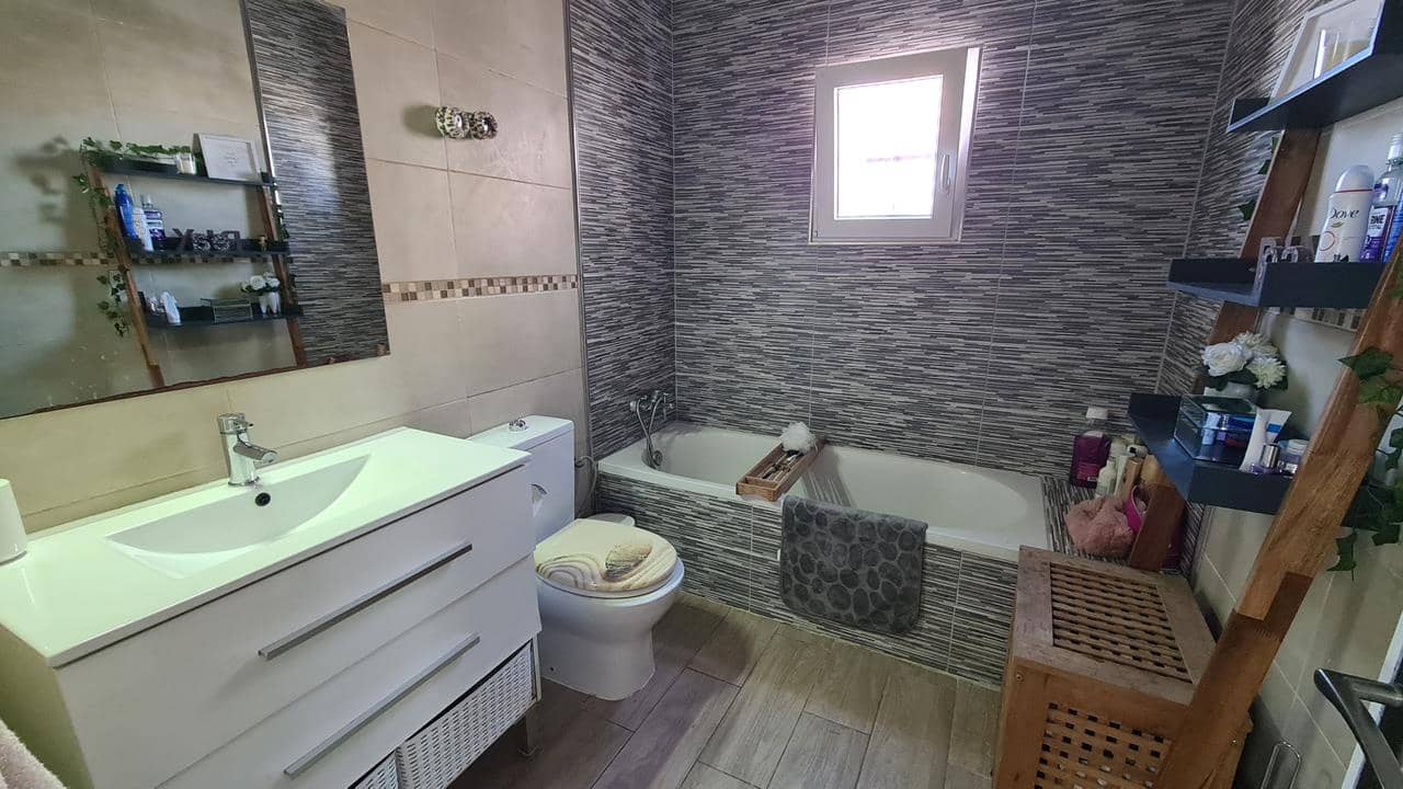 6 bedroom Villa for sale in Villamartin with pool garage - € 425,000 (Ref: 9050514)