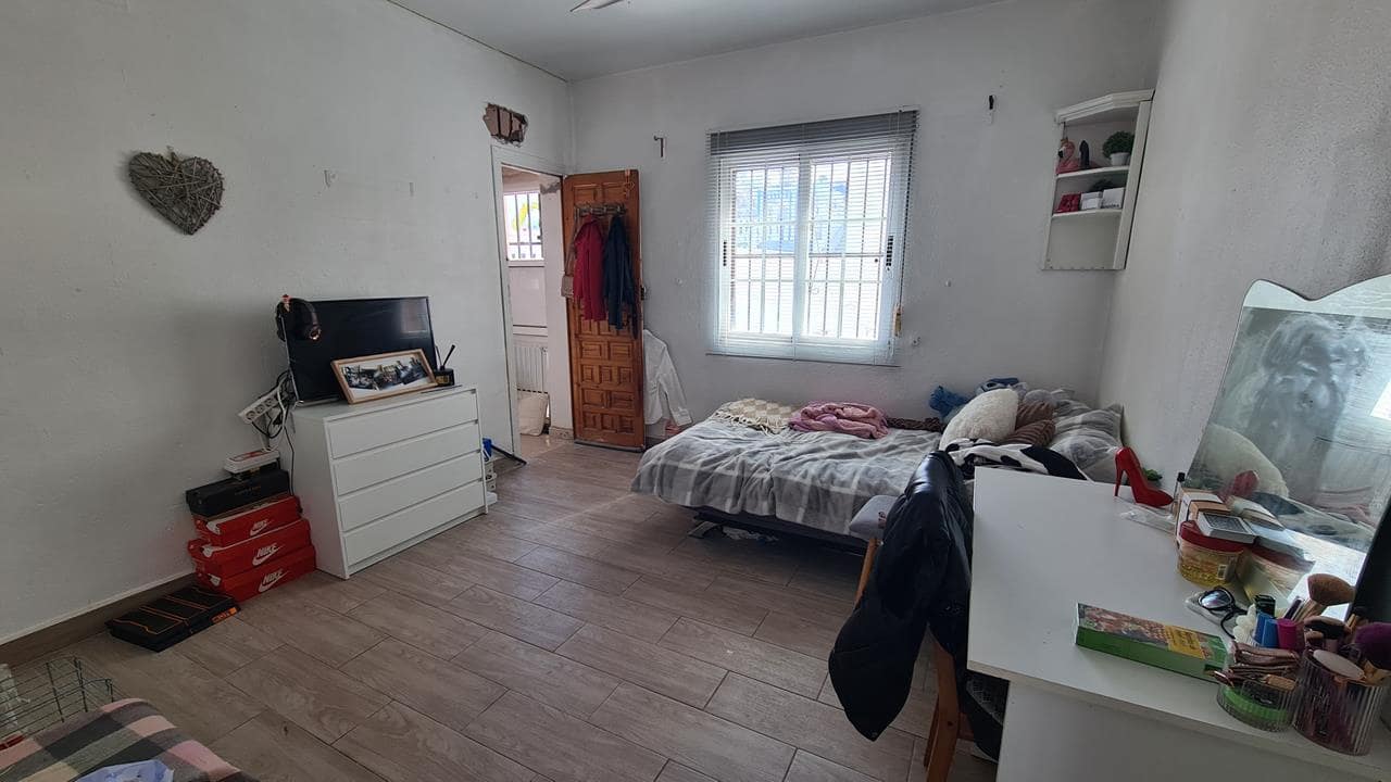 6 bedroom Villa for sale in Villamartin with pool garage - € 425,000 (Ref: 9050514)