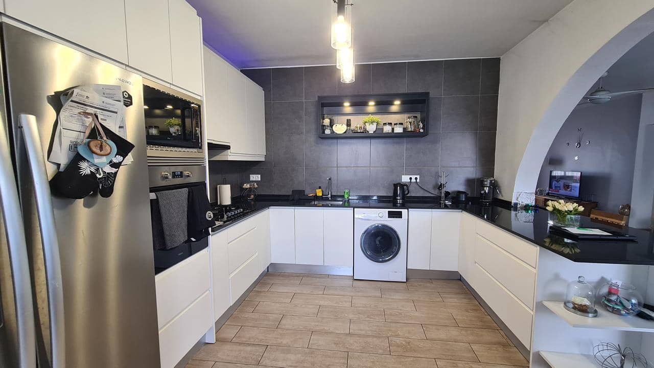 6 bedroom Villa for sale in Villamartin with pool garage - € 425,000 (Ref: 9050514)