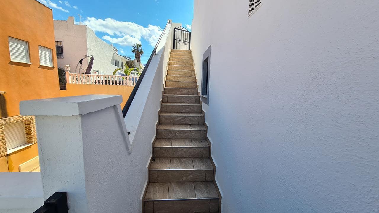 6 bedroom Villa for sale in Villamartin with pool garage - € 425,000 (Ref: 9050514)