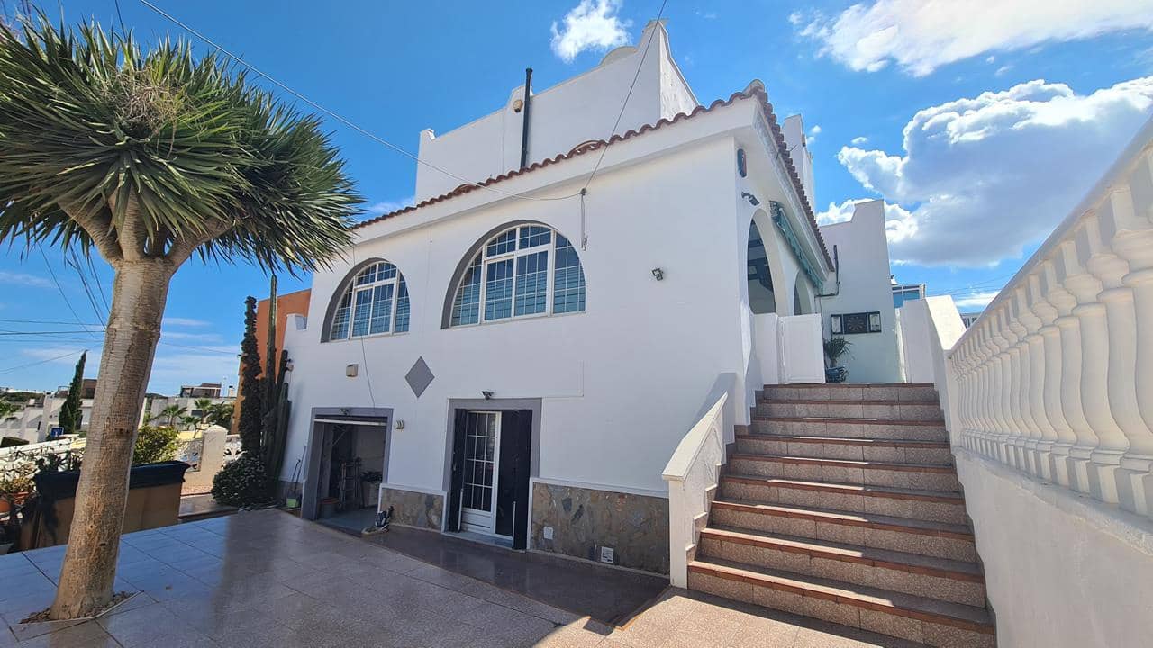 6 bedroom Villa for sale in Villamartin with pool garage - € 425,000 (Ref: 9050514)