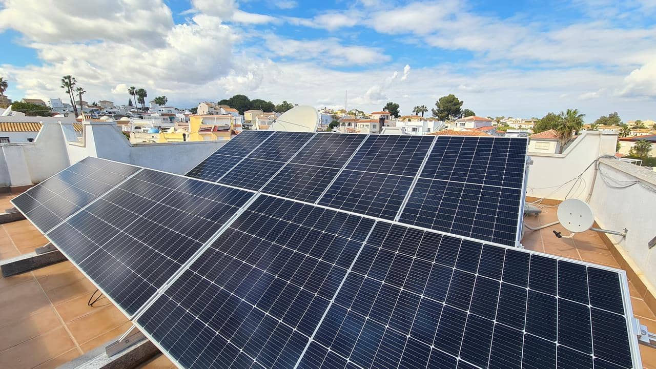 6 bedroom Villa for sale in Villamartin with pool garage - € 425,000 (Ref: 9050514)