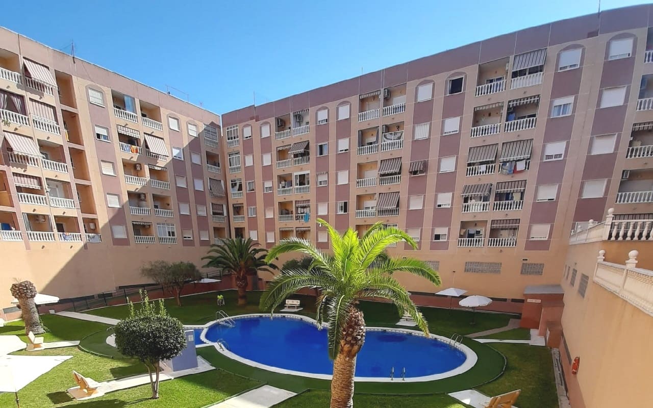 2 soveværelse Lejlighed til salg i Torrevieja med swimmingpool garage - € 135.000 (Ref: 9189880)