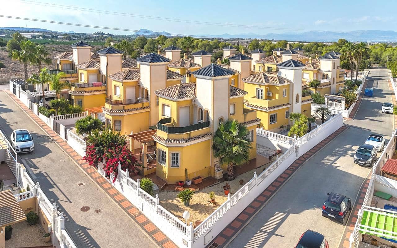 3 soverom Villa til salgs i Lo Crispin med svømmebasseng garasje - € 249 900 (Ref: 9343349)