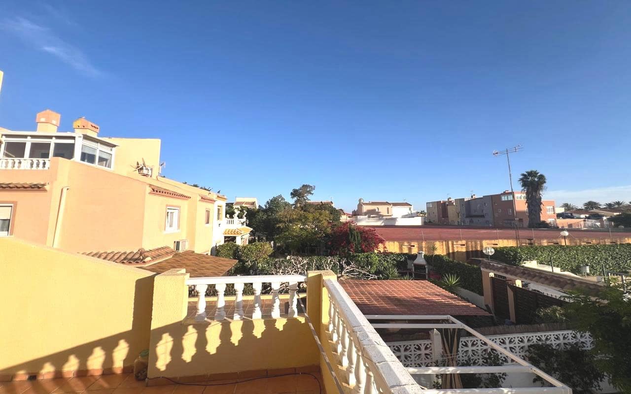 4 soverom Villa til salgs i Torrevieja med svømmebasseng garasje - € 253 000 (Ref: 9357503)