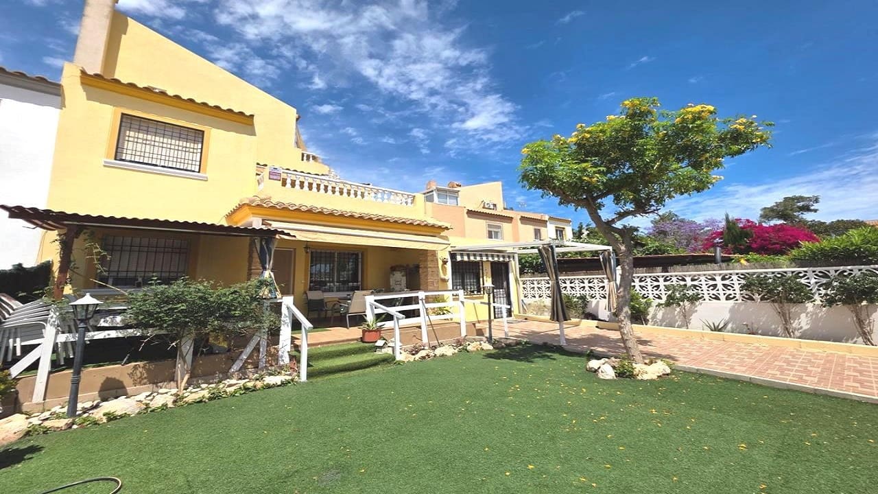 4 soverom Villa til salgs i Torrevieja med svømmebasseng garasje - € 253 000 (Ref: 9357503)