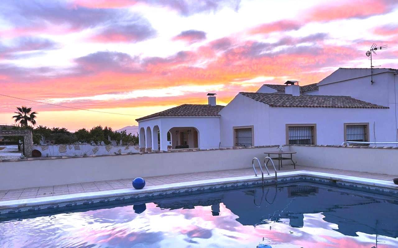 6 soveværelse Finca/Landehus til salg i Pinoso med swimmingpool garage - € 649.995 (Ref: 9384933)
