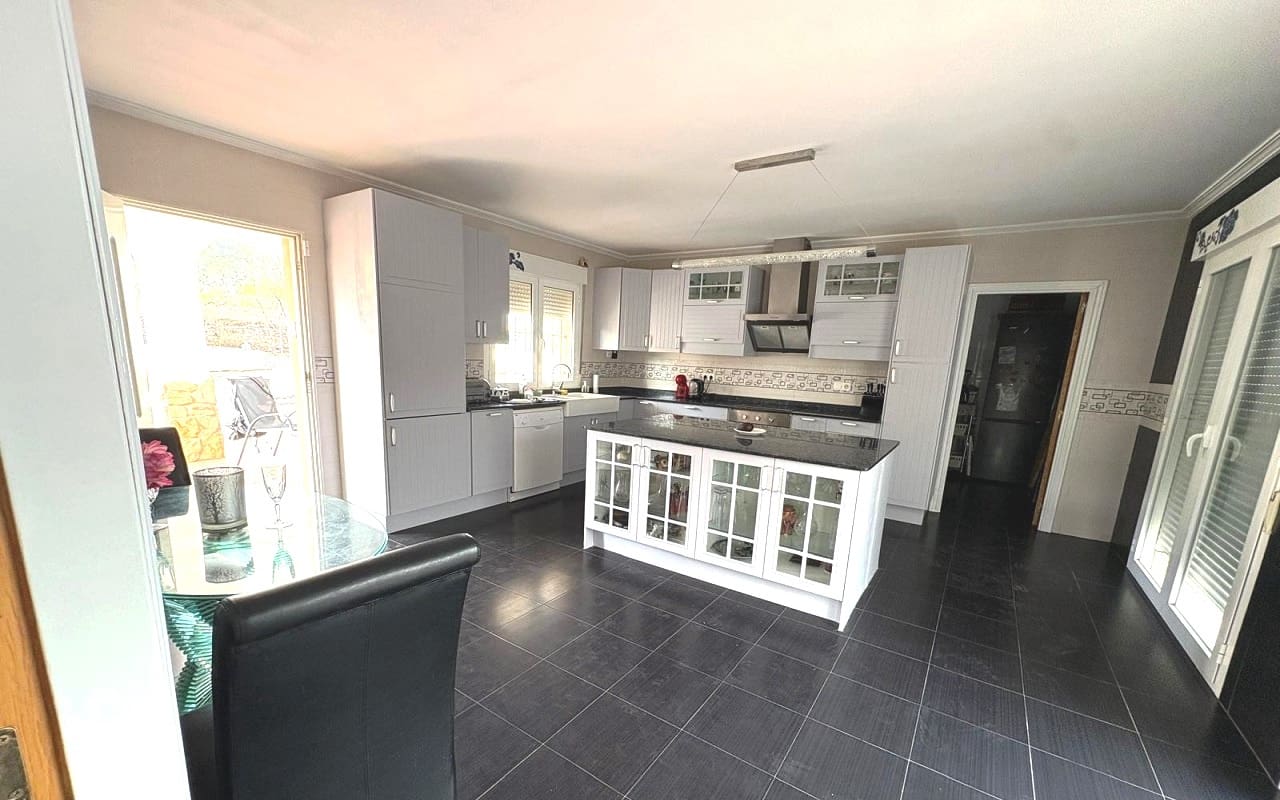 6 soveværelse Finca/Landehus til salg i Pinoso med swimmingpool garage - € 649.995 (Ref: 9384933)