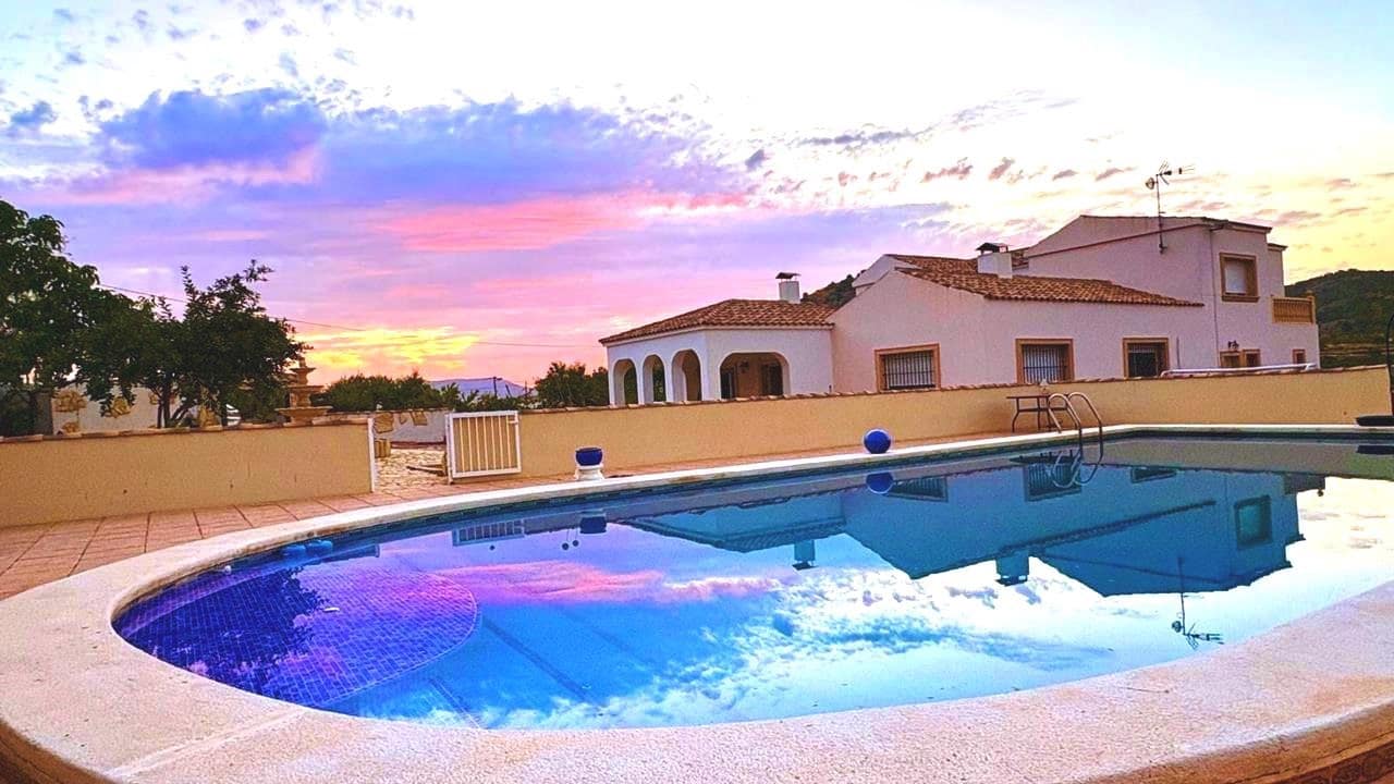 6 soveværelse Finca/Landehus til salg i Pinoso med swimmingpool garage - € 649.995 (Ref: 9384933)