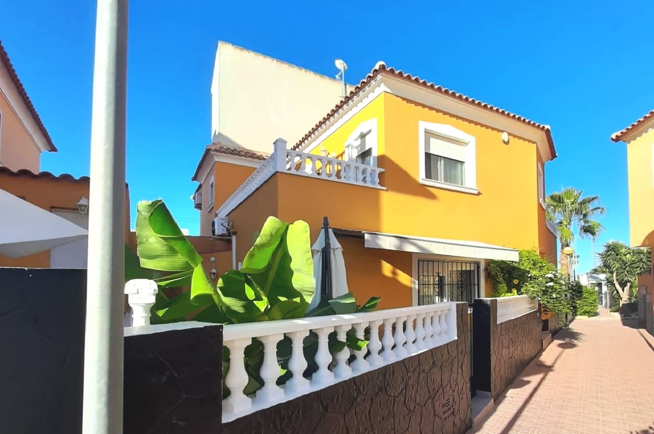 3 bedroom Townhouse for sale in Playa Flamenca with pool - € 297,000 (Ref: 9480704)
