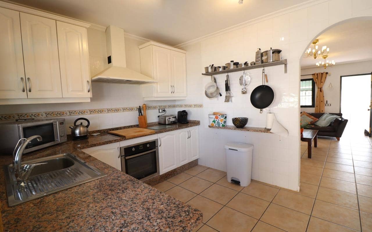 5 bedroom Villa for sale in Lo Crispin with pool garage - € 350,000 (Ref: 9484061)