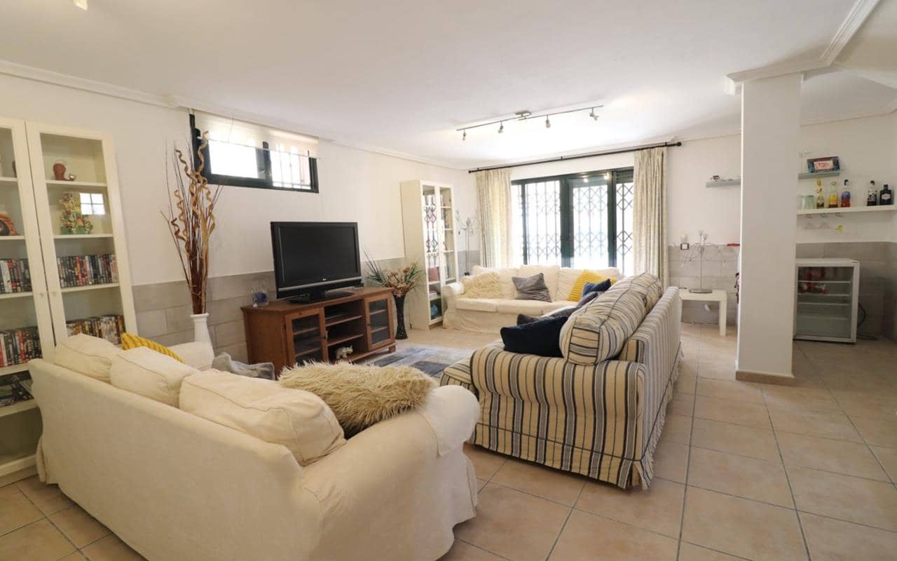 5 bedroom Villa for sale in Lo Crispin with pool garage - € 350,000 (Ref: 9484061)