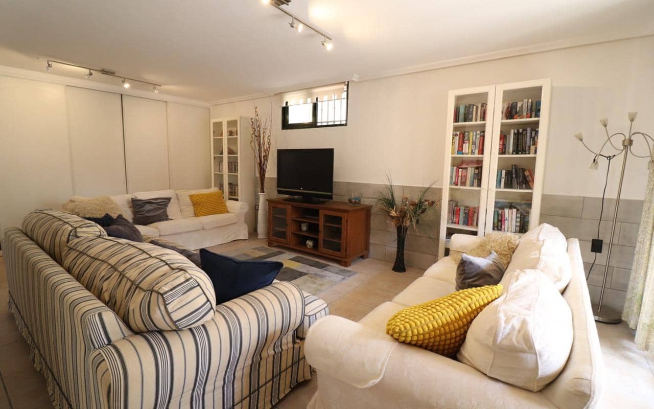 5 bedroom Villa for sale in Lo Crispin with pool garage - € 350,000 (Ref: 9484061)