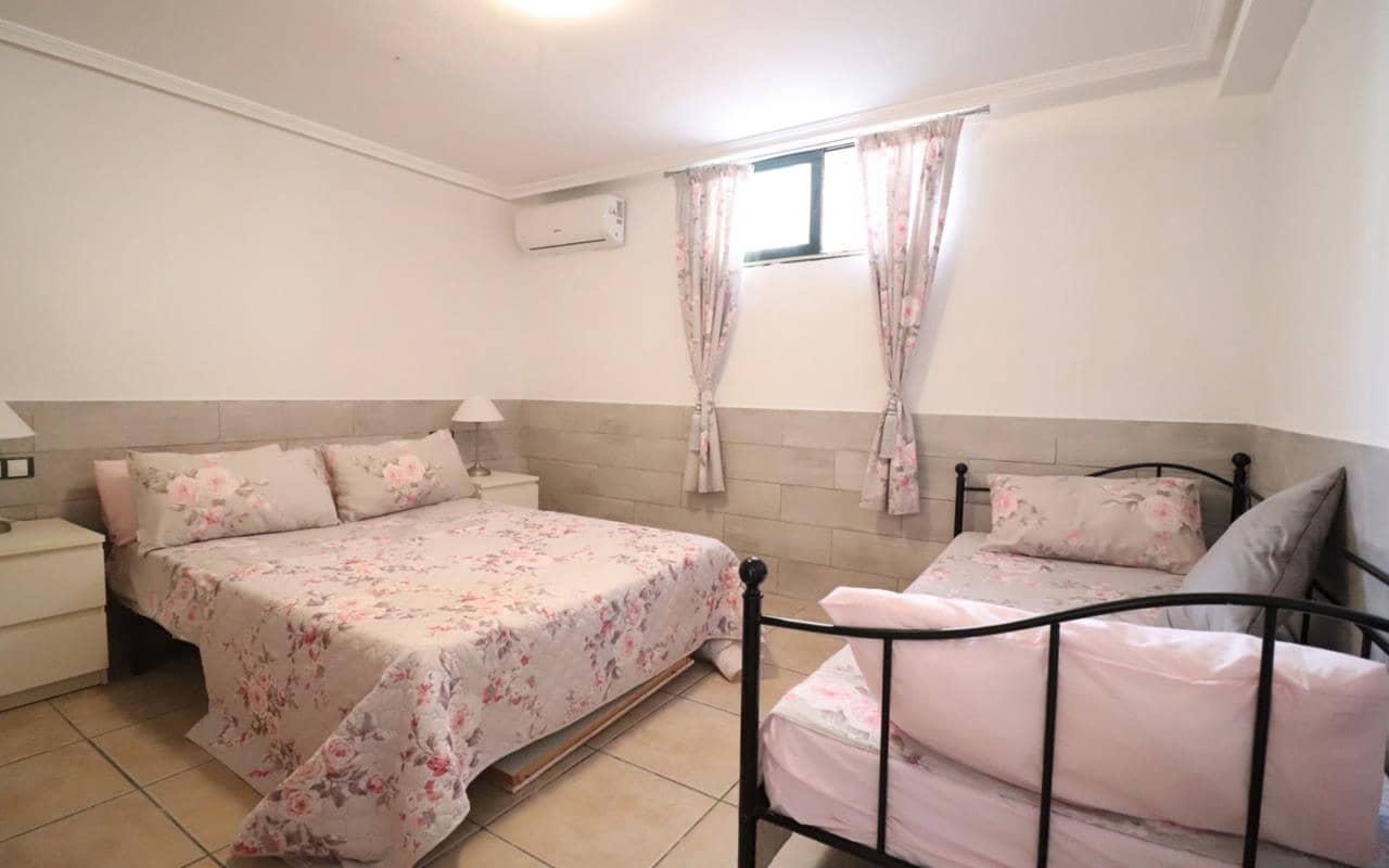 5 bedroom Villa for sale in Lo Crispin with pool garage - € 350,000 (Ref: 9484061)