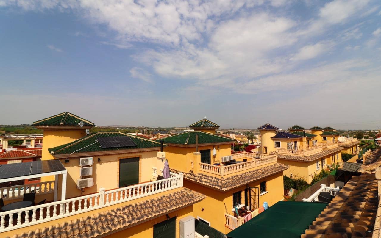 5 bedroom Villa for sale in Lo Crispin with pool garage - € 350,000 (Ref: 9484061)