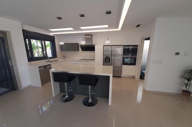 5 bedroom Villa for sale in San Miguel de Salinas with pool garage - € 849,000 (Ref: 9524622)