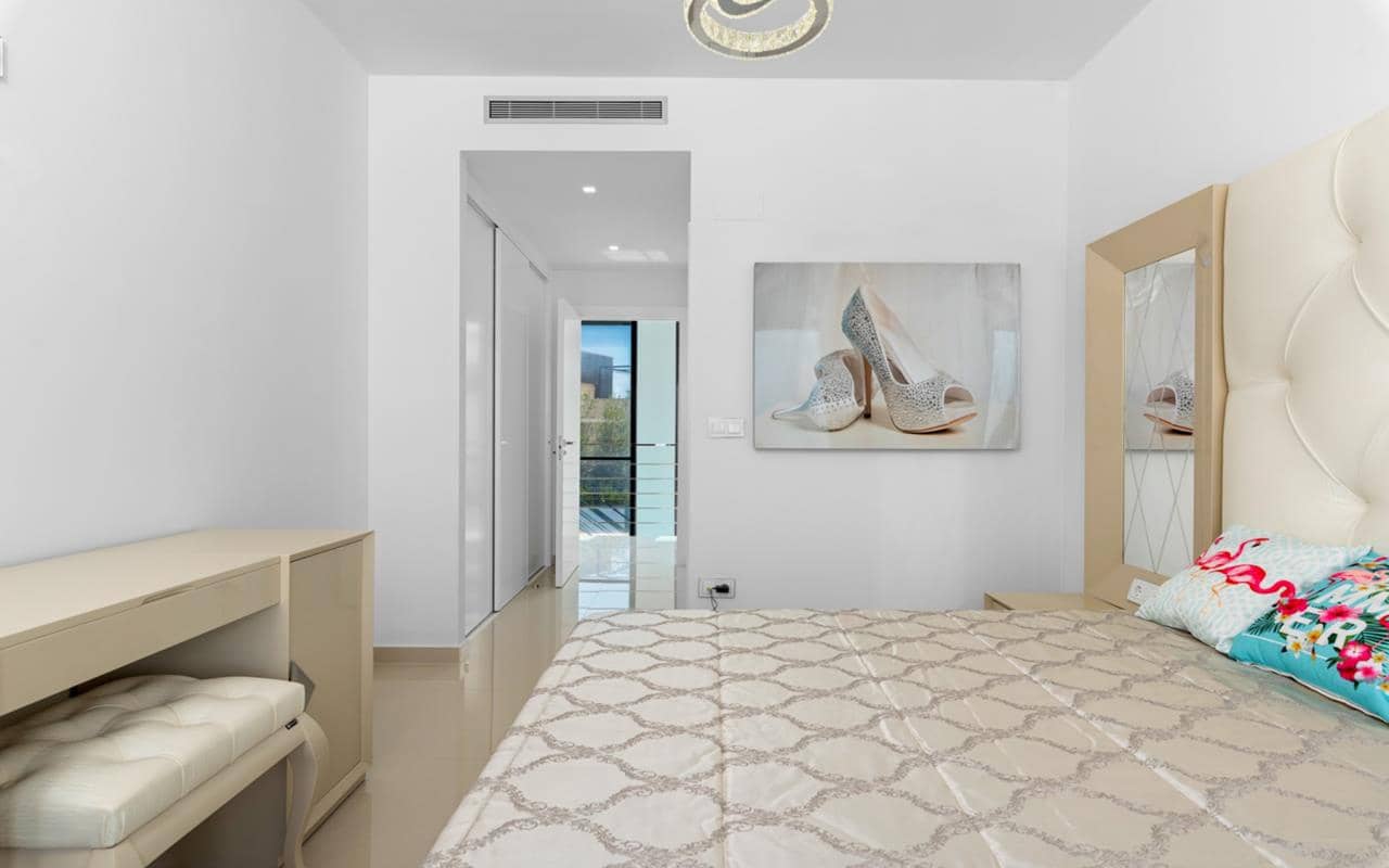 5 bedroom Villa for sale in San Miguel de Salinas with pool garage - € 849,000 (Ref: 9524622)