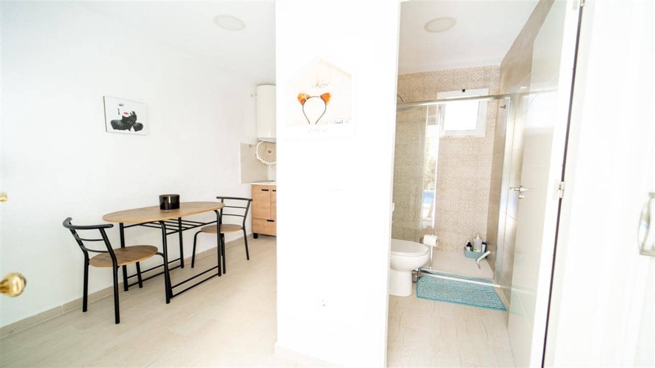 4 makuuhuone Huvila myytävänä paikassa La Siesta mukana uima-altaan 
autotalli - 495 000 € (Ref: 9525283)