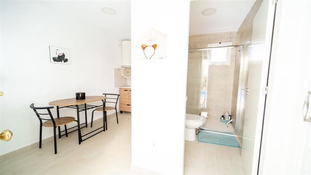 4 makuuhuone Huvila myytävänä paikassa La Siesta, Torrevieja mukana uima-altaan 
autotalli - 495 000 € (Ref: 9525283)