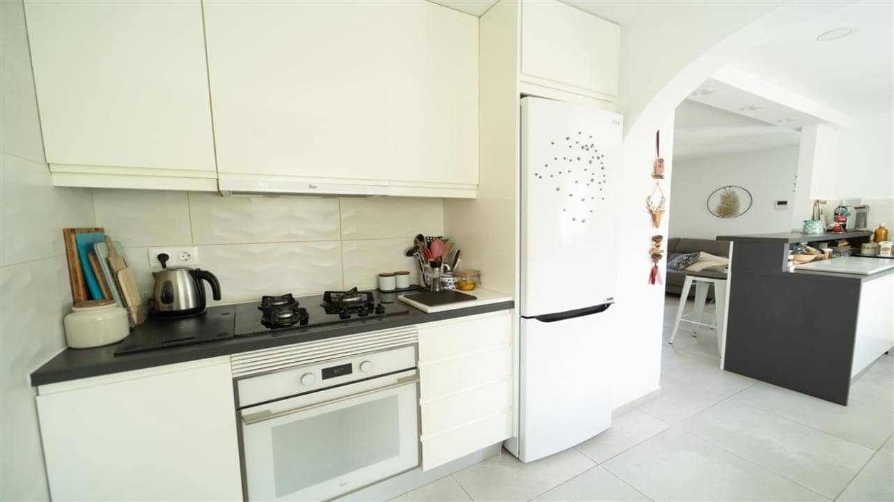 4 makuuhuone Huvila myytävänä paikassa La Siesta mukana uima-altaan 
autotalli - 495 000 € (Ref: 9525283)