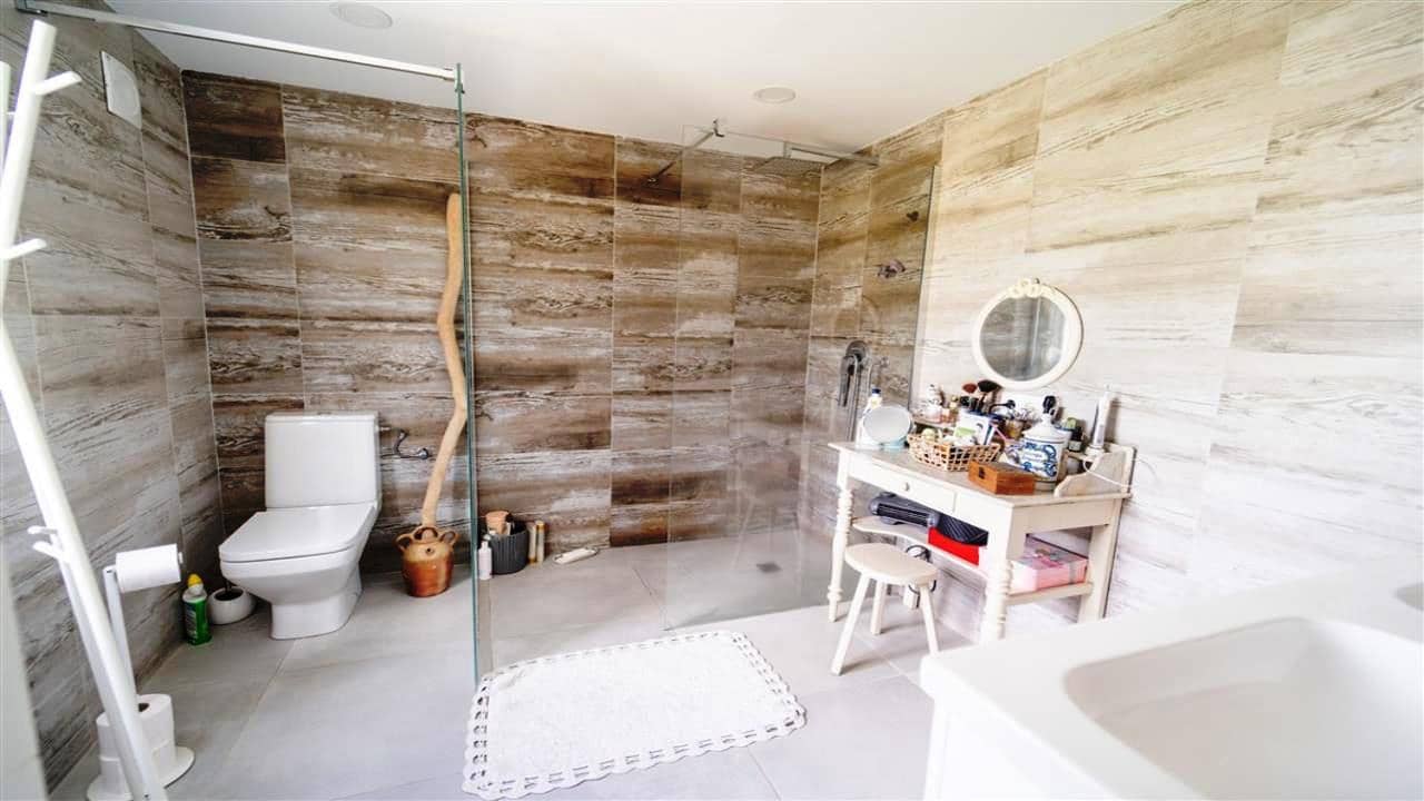 4 makuuhuone Huvila myytävänä paikassa La Siesta mukana uima-altaan 
autotalli - 495 000 € (Ref: 9525283)