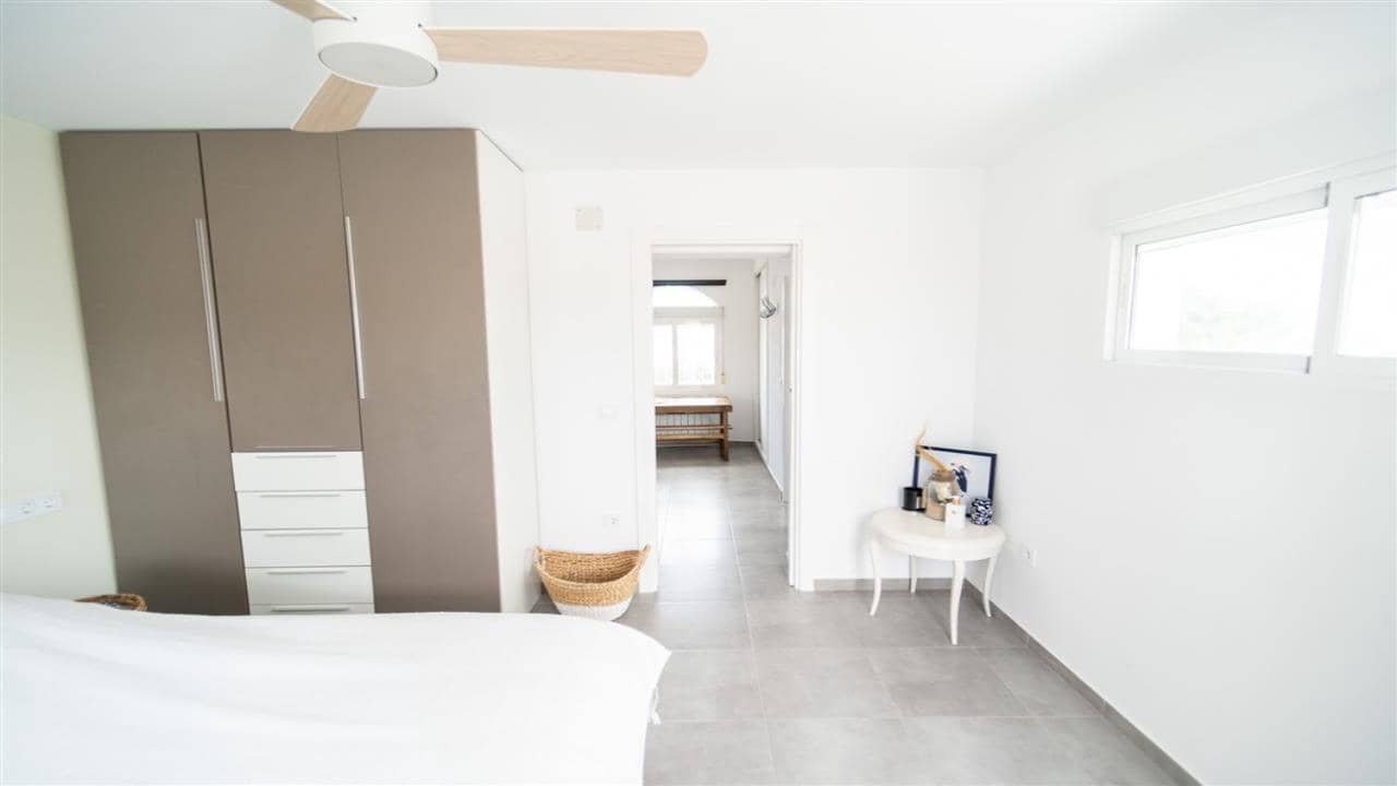 4 makuuhuone Huvila myytävänä paikassa La Siesta mukana uima-altaan 
autotalli - 495 000 € (Ref: 9525283)