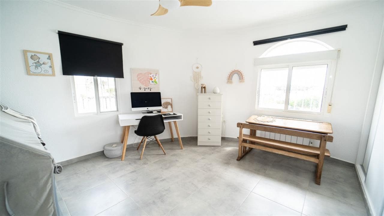 4 makuuhuone Huvila myytävänä paikassa La Siesta mukana uima-altaan 
autotalli - 495 000 € (Ref: 9525283)