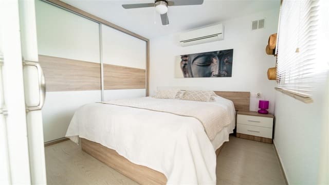 4 makuuhuone Huvila myytävänä paikassa La Siesta, Torrevieja mukana uima-altaan 
autotalli - 495 000 € (Ref: 9525283)