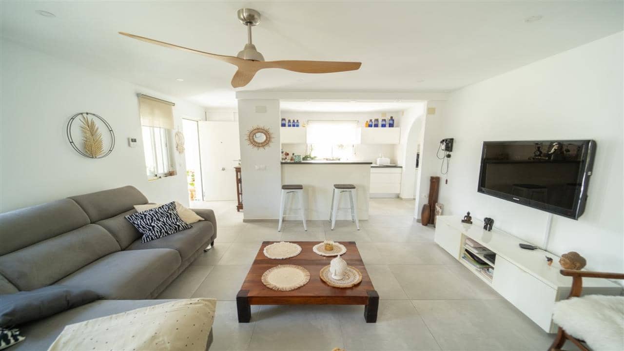 4 makuuhuone Huvila myytävänä paikassa La Siesta mukana uima-altaan 
autotalli - 495 000 € (Ref: 9525283)