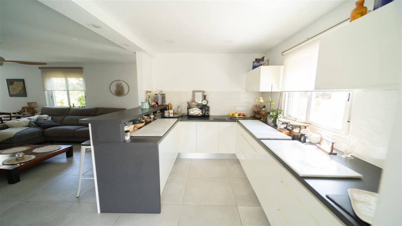 4 makuuhuone Huvila myytävänä paikassa La Siesta mukana uima-altaan 
autotalli - 495 000 € (Ref: 9525283)