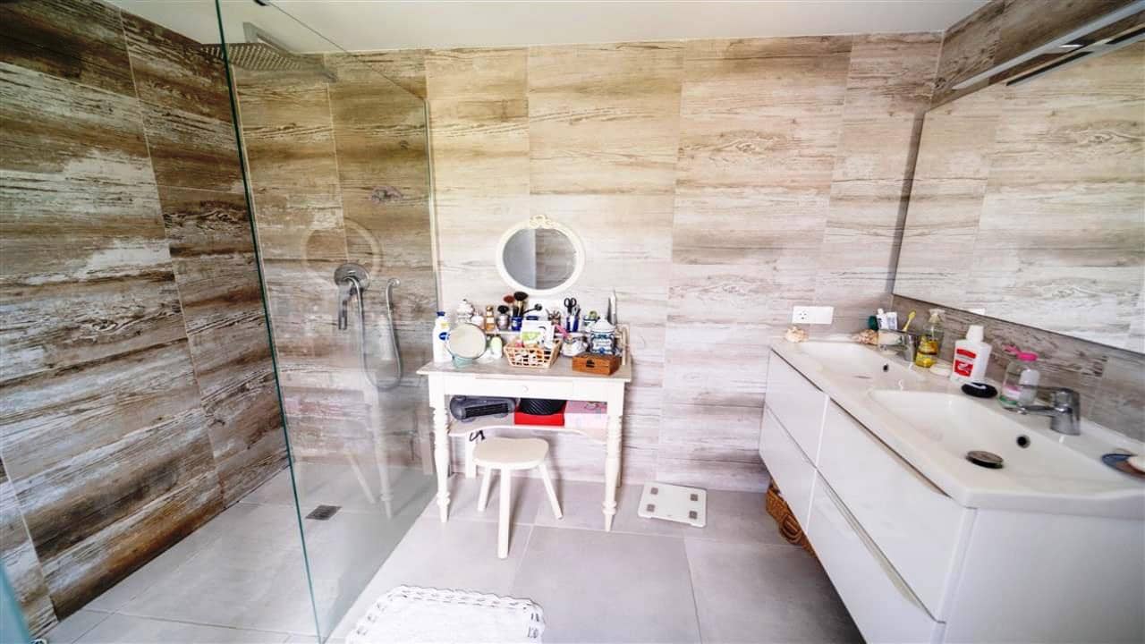 4 makuuhuone Huvila myytävänä paikassa La Siesta mukana uima-altaan 
autotalli - 495 000 € (Ref: 9525283)