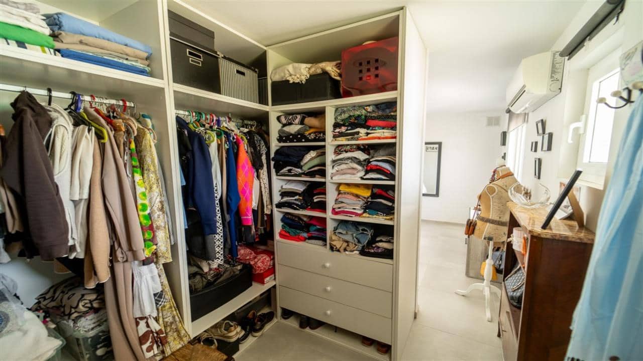 4 makuuhuone Huvila myytävänä paikassa La Siesta mukana uima-altaan 
autotalli - 495 000 € (Ref: 9525283)