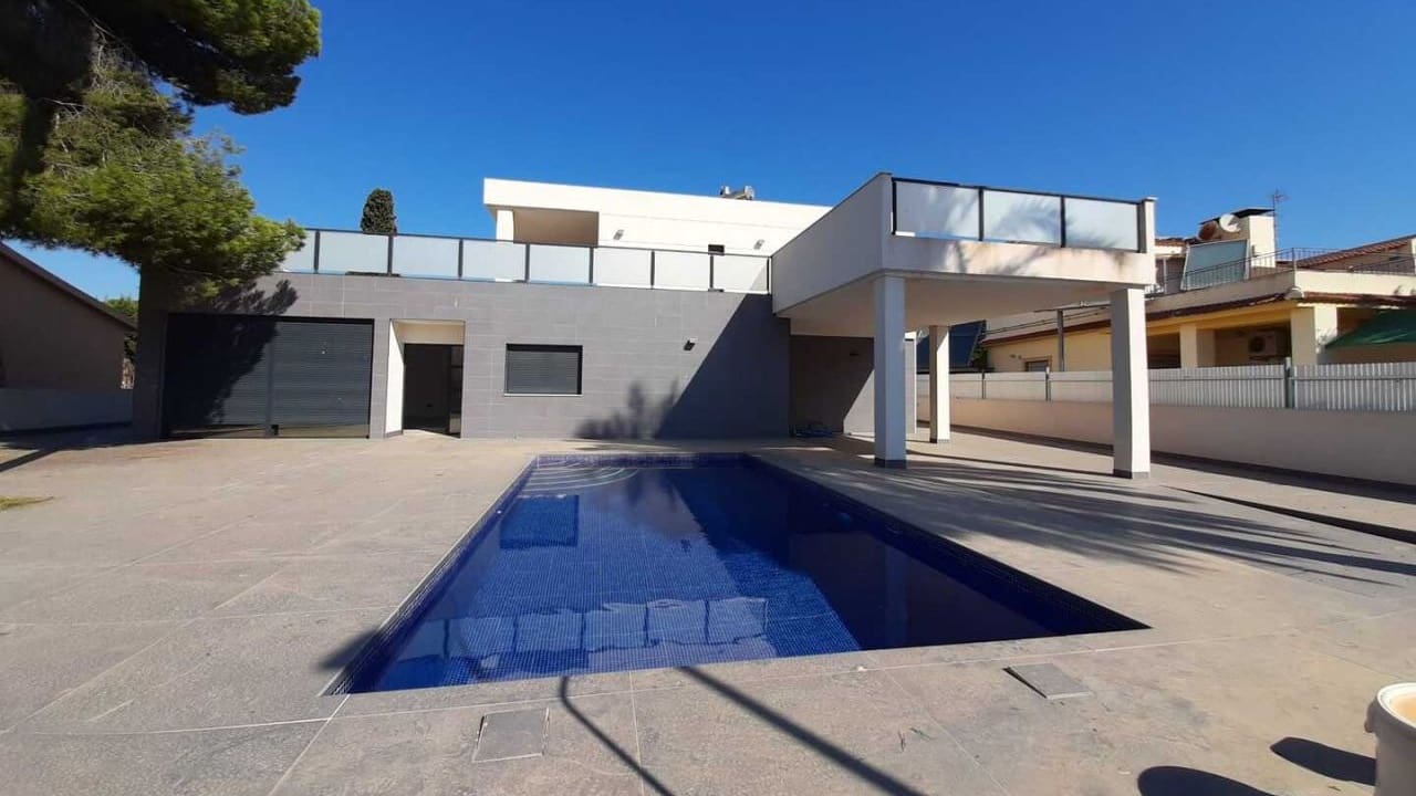4 soverom Villa til salgs i Dehesa de Campoamor med svømmebasseng garasje - € 985 000 (Ref: 9529169)