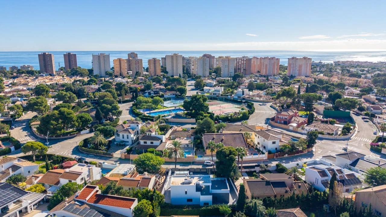 4 soverom Villa til salgs i Dehesa de Campoamor med svømmebasseng garasje - € 985 000 (Ref: 9529169)