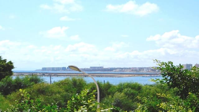 3 makuuhuone Huoneisto myytävänä paikassa Torrevieja mukana 
autotalli - 229 000 € (Ref: 9532994)