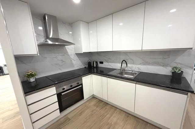 3 makuuhuone Huoneisto myytävänä paikassa Torrevieja mukana uima-altaan - 289 000 € (Ref: 9534954)