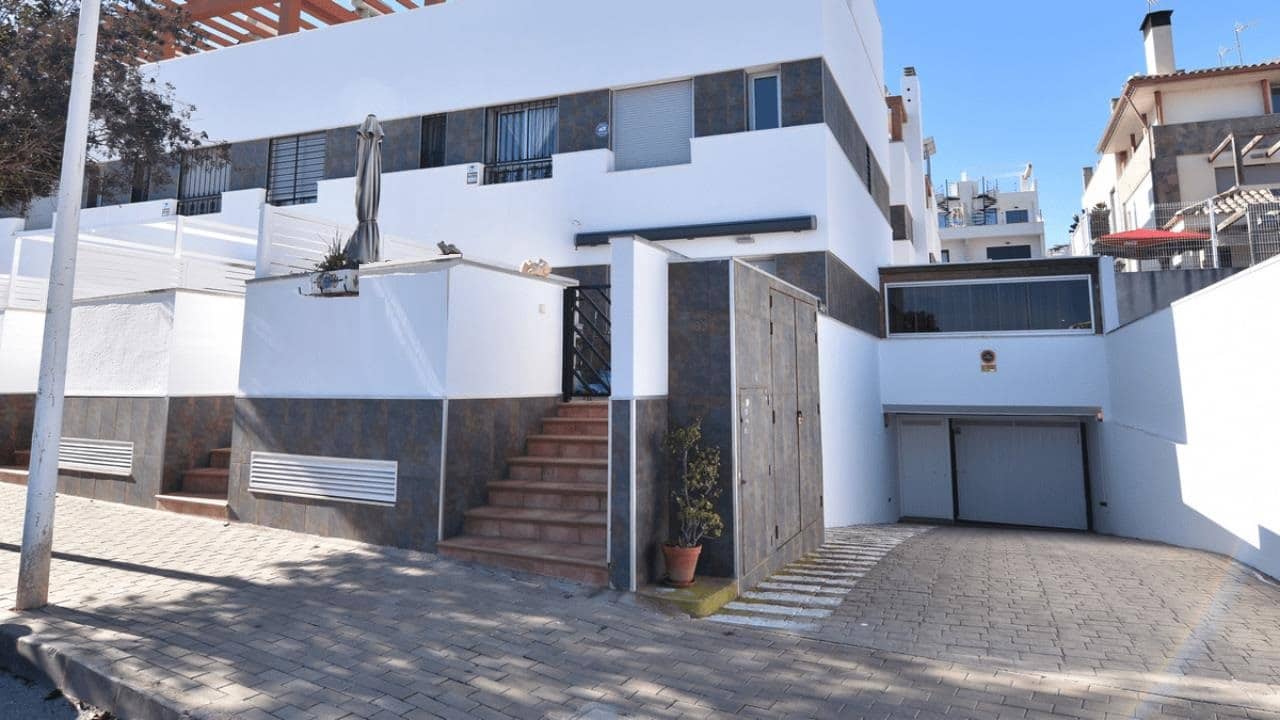 3 soveværelse Byhus til salg i Guardamar del Segura med swimmingpool garage - € 287.000 (Ref: 9542767)