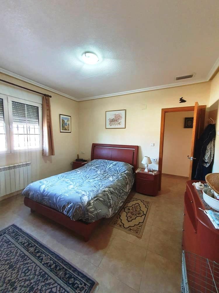 4 makuuhuone Huvila myytävänä paikassa Catral mukana uima-altaan 
autotalli - 369 000 € (Ref: 9598202)